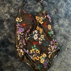 Worn barely. Perfect condition. Nice material. Little ruffle on top